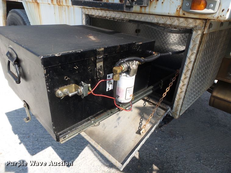 image for item DE7999 2002 International 4900 sewer jetter truck