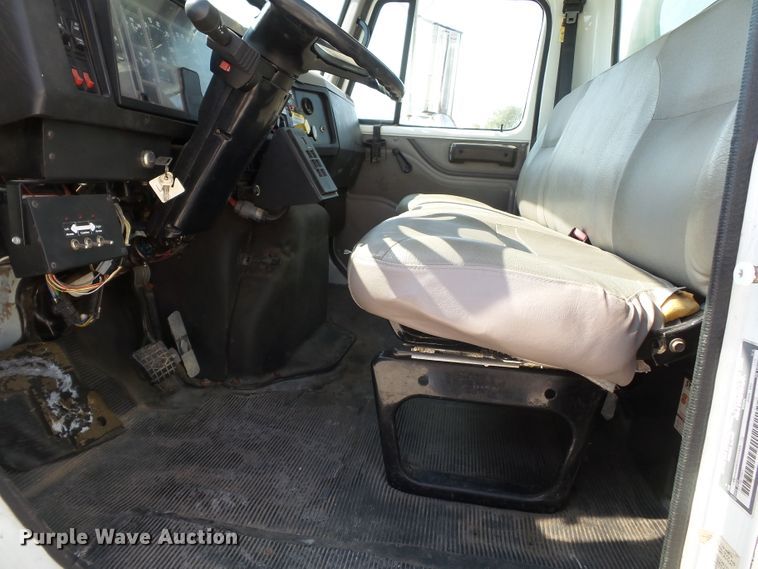 image for item DE7999 2002 International 4900 sewer jetter truck