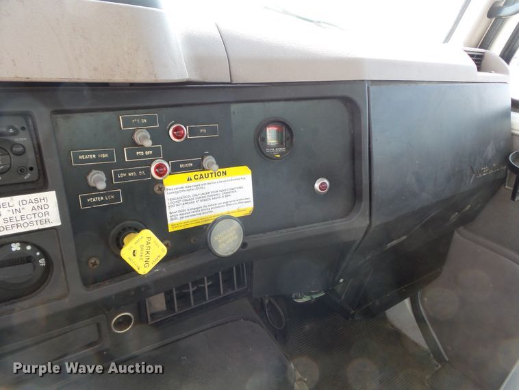 image for item DE7999 2002 International 4900 sewer jetter truck