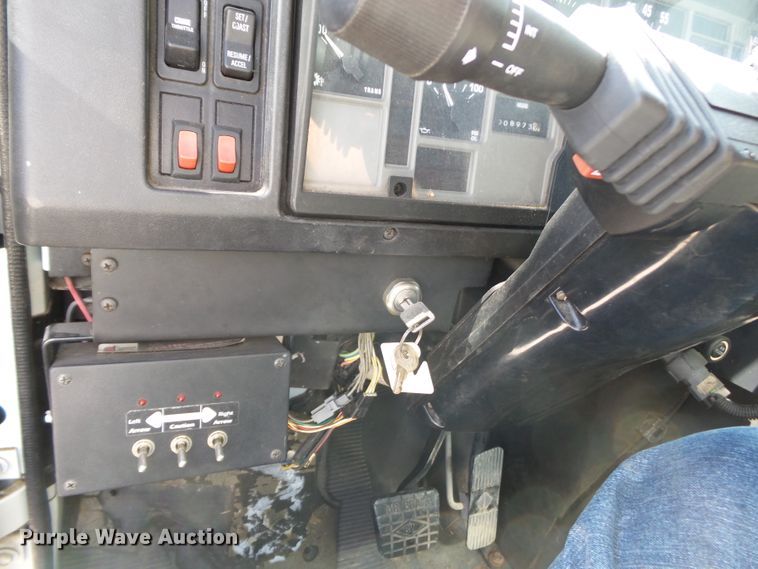 image for item DE7999 2002 International 4900 sewer jetter truck