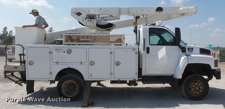image for item DE8003 2009 Chevrolet C5500 bucket truck
