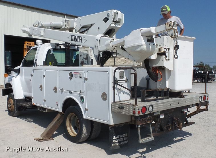 image for item DE8003 2009 Chevrolet C5500 bucket truck