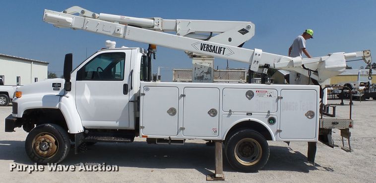 image for item DE8003 2009 Chevrolet C5500 bucket truck
