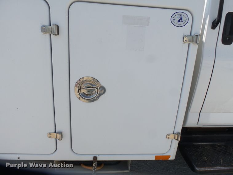 image for item DE8003 2009 Chevrolet C5500 bucket truck