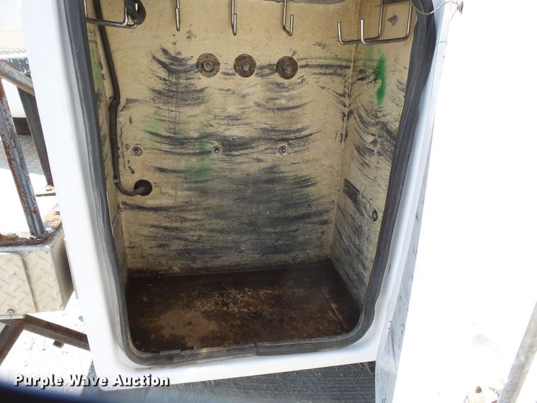 image for item DE8003 2009 Chevrolet C5500 bucket truck