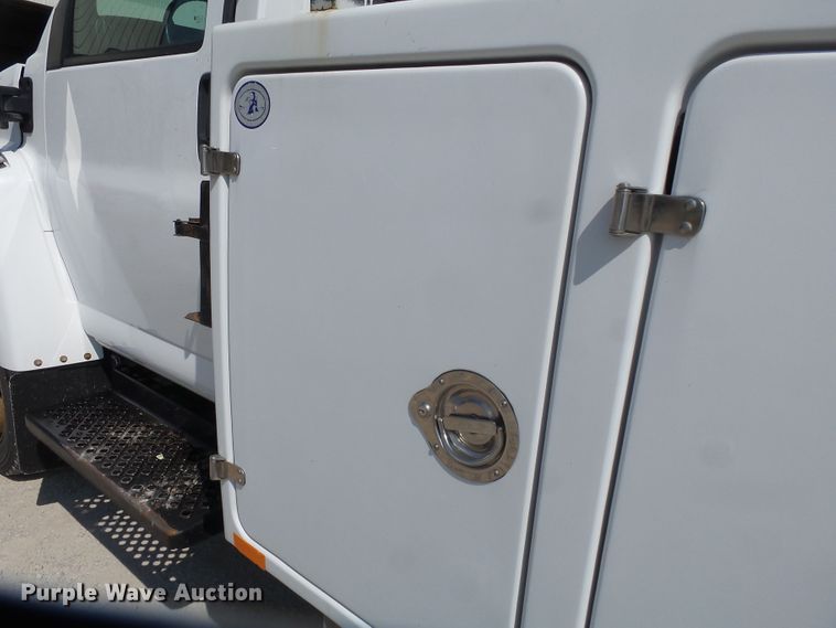 image for item DE8003 2009 Chevrolet C5500 bucket truck