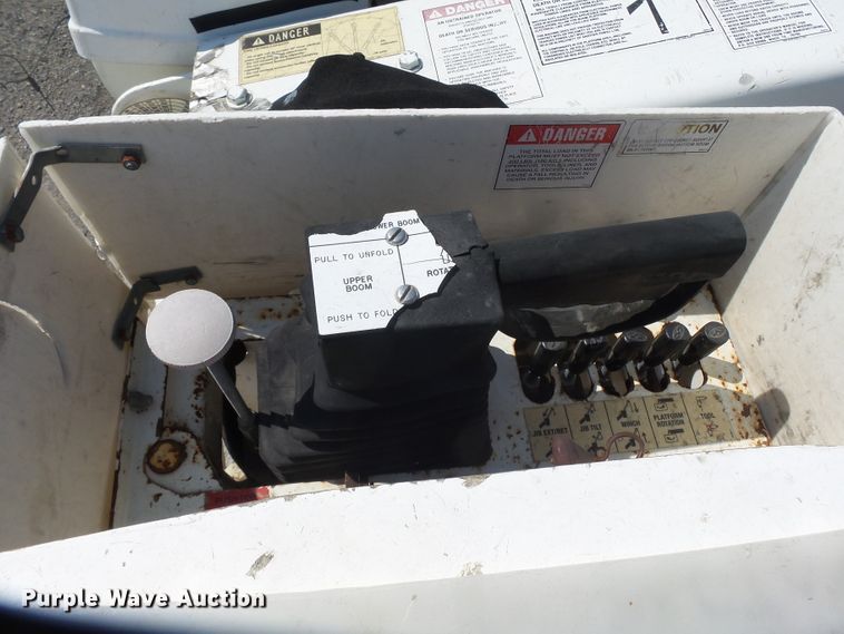 image for item DE8003 2009 Chevrolet C5500 bucket truck