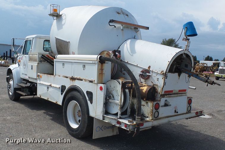 image for item DE8007 2000 International 4900 sewer rodder truck