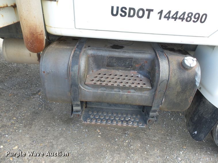 image for item DE8007 2000 International 4900 sewer rodder truck
