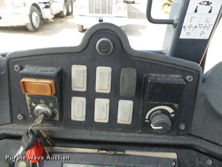 image for item DE8009 2007 John Deere 310SJ backhoe