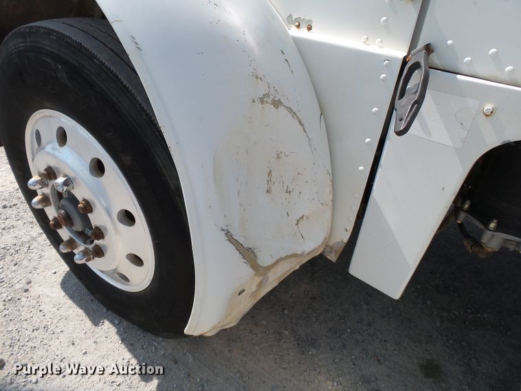 image for item DE8025 1990 Peterbilt 379 flatbed truck