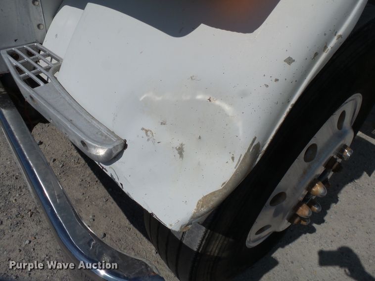 image for item DE8025 1990 Peterbilt 379 flatbed truck