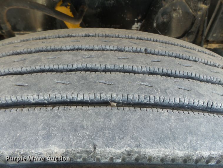 image for item DE8025 1990 Peterbilt 379 flatbed truck