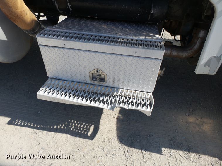 image for item DE8025 1990 Peterbilt 379 flatbed truck