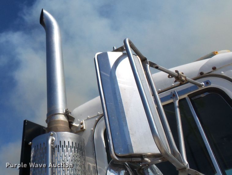 image for item DE8025 1990 Peterbilt 379 flatbed truck