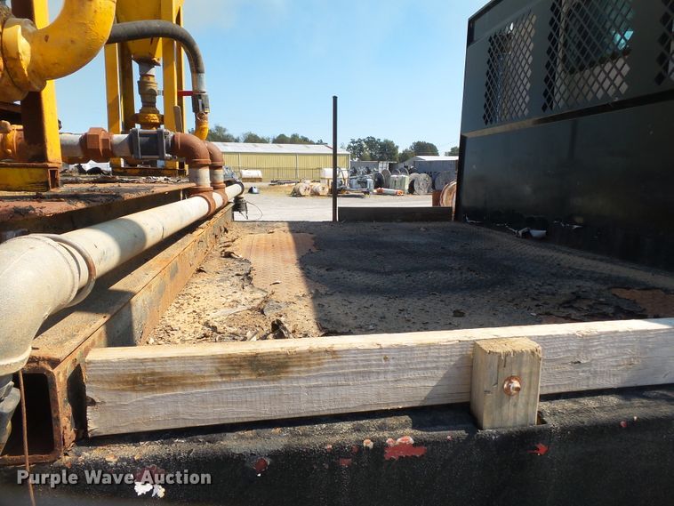 image for item DE8025 1990 Peterbilt 379 flatbed truck