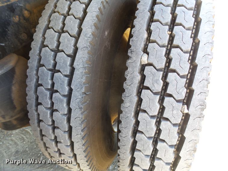 image for item DE8025 1990 Peterbilt 379 flatbed truck