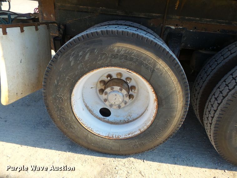 image for item DE8025 1990 Peterbilt 379 flatbed truck