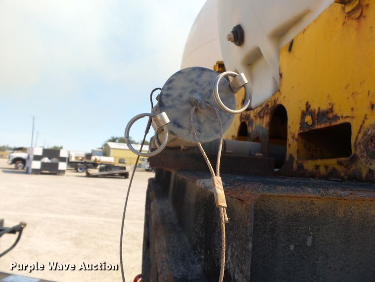 image for item DE8025 1990 Peterbilt 379 flatbed truck