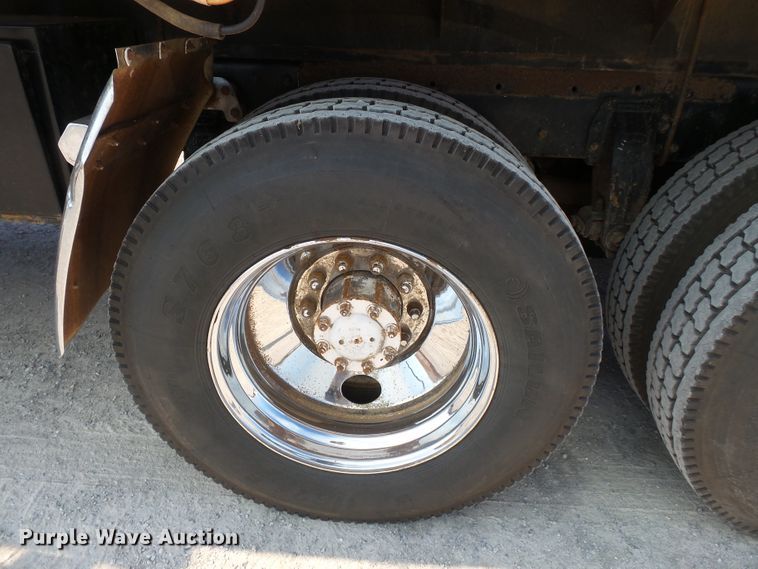 image for item DE8025 1990 Peterbilt 379 flatbed truck