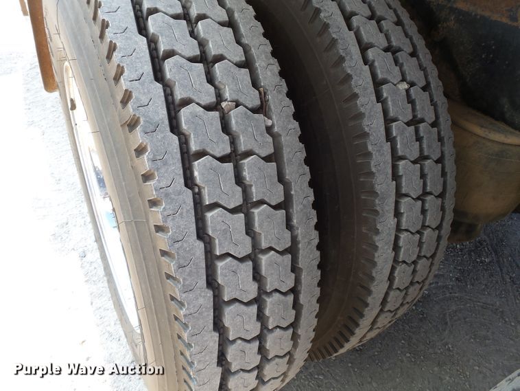 image for item DE8025 1990 Peterbilt 379 flatbed truck