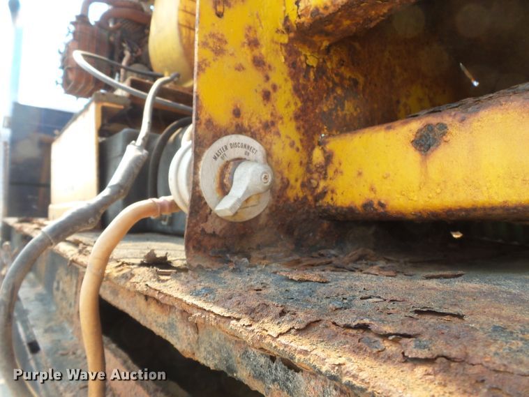 image for item DE8025 1990 Peterbilt 379 flatbed truck