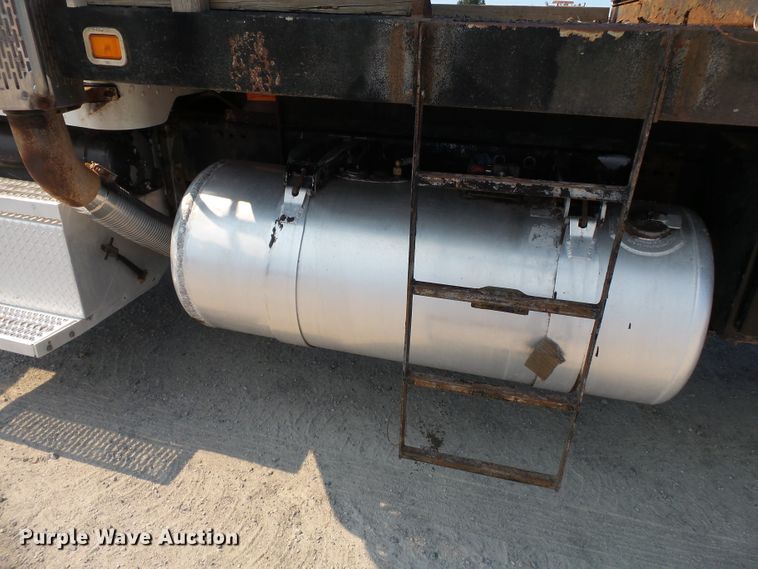 image for item DE8025 1990 Peterbilt 379 flatbed truck