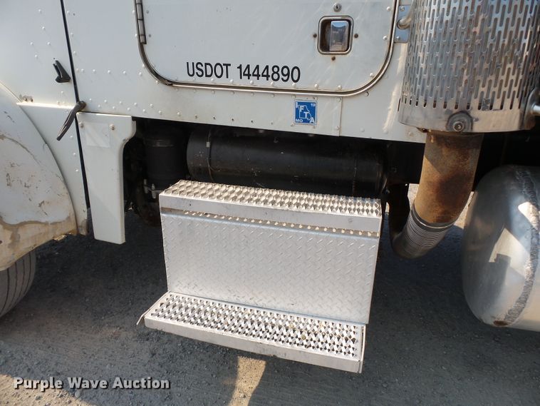 image for item DE8025 1990 Peterbilt 379 flatbed truck