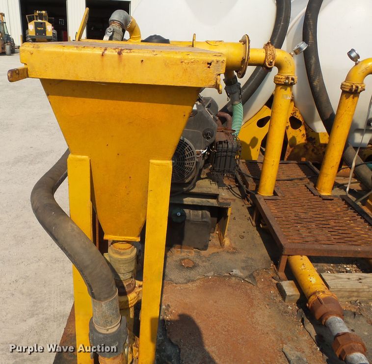 image for item DE8025 1990 Peterbilt 379 flatbed truck