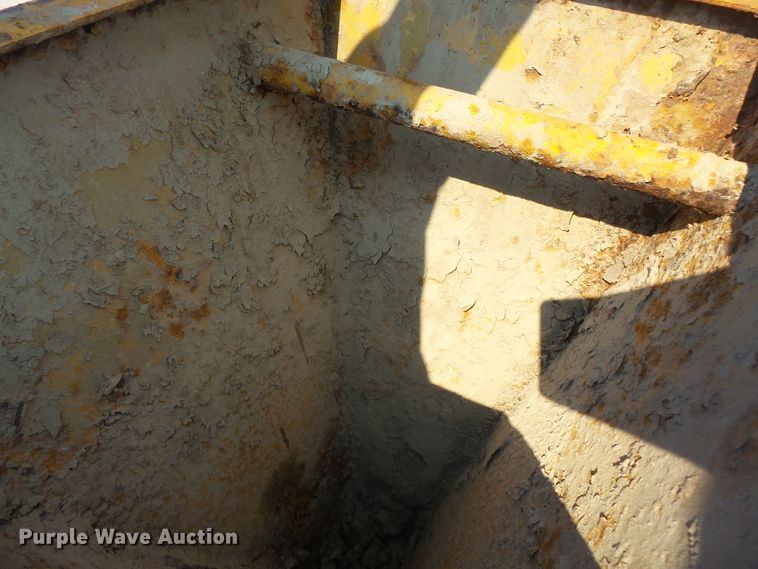 image for item DE8025 1990 Peterbilt 379 flatbed truck