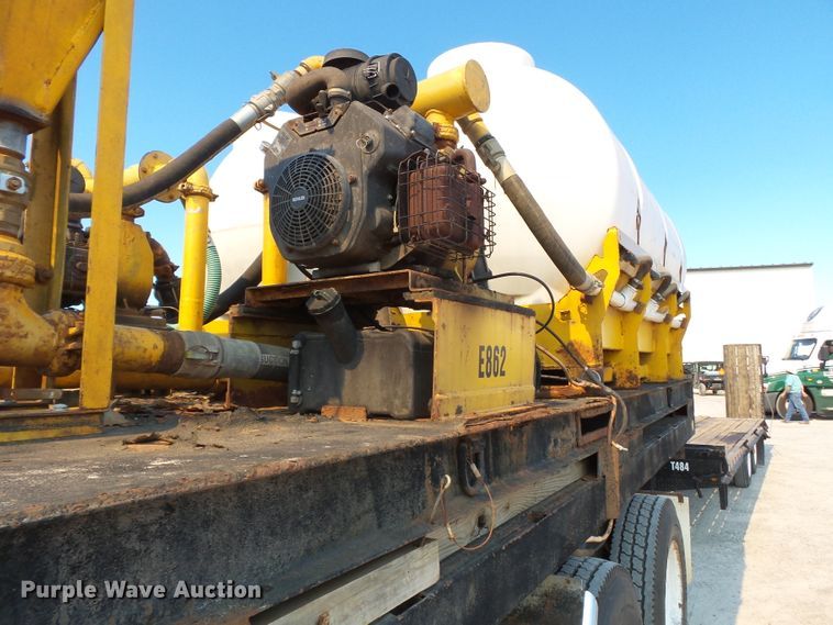 image for item DE8025 1990 Peterbilt 379 flatbed truck