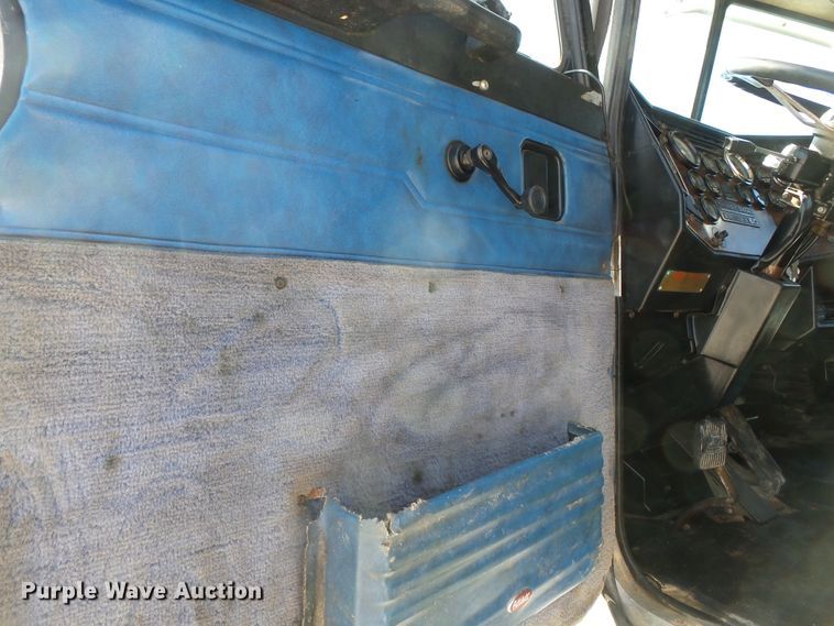 image for item DE8025 1990 Peterbilt 379 flatbed truck