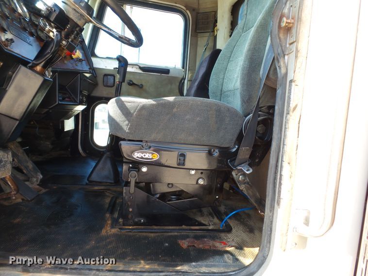 image for item DE8025 1990 Peterbilt 379 flatbed truck