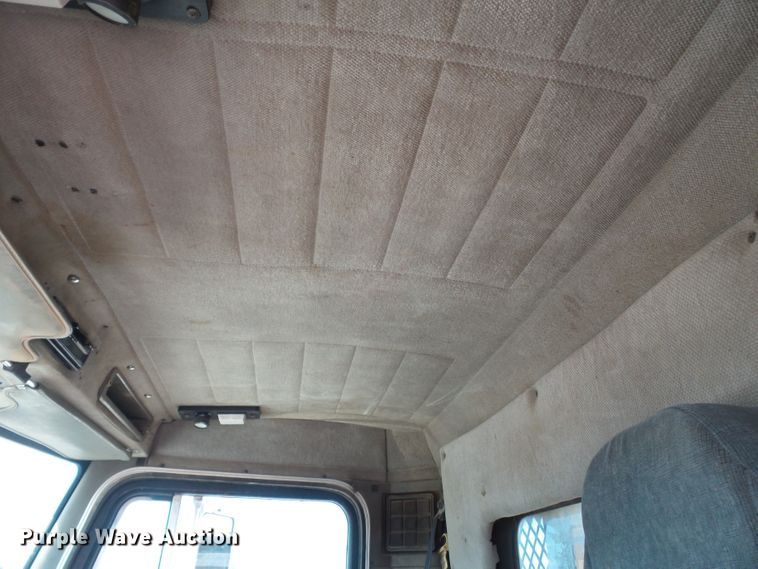 image for item DE8025 1990 Peterbilt 379 flatbed truck