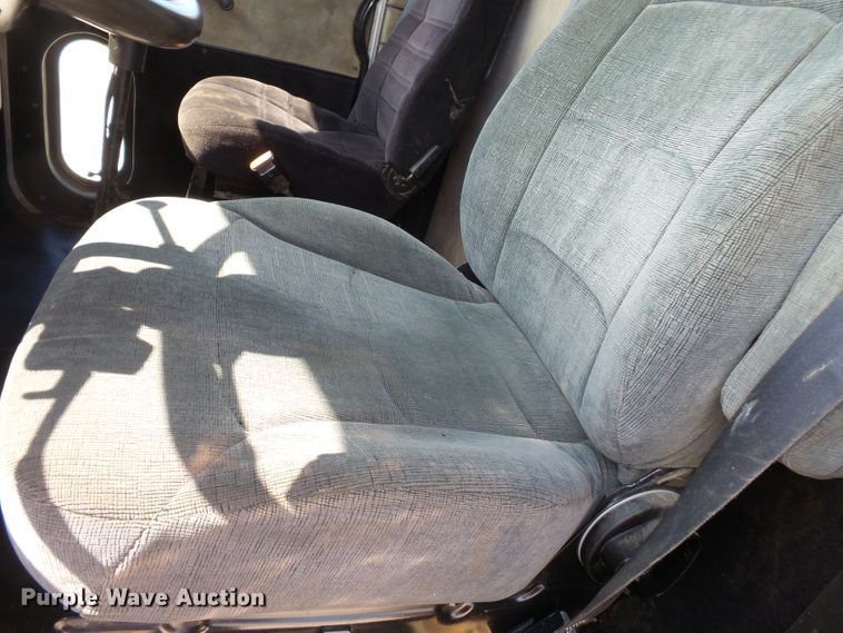 image for item DE8025 1990 Peterbilt 379 flatbed truck