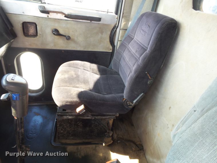 image for item DE8025 1990 Peterbilt 379 flatbed truck