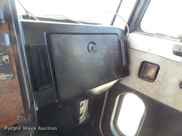 image for item DE8025 1990 Peterbilt 379 flatbed truck