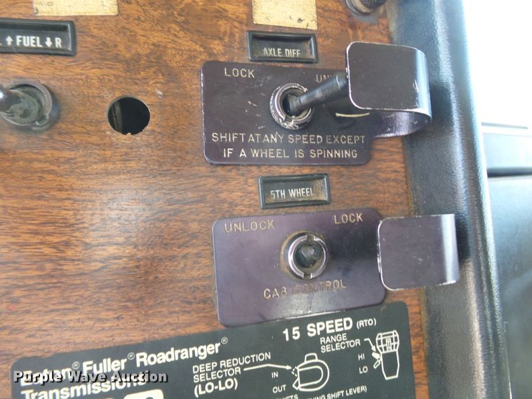 image for item DE8025 1990 Peterbilt 379 flatbed truck