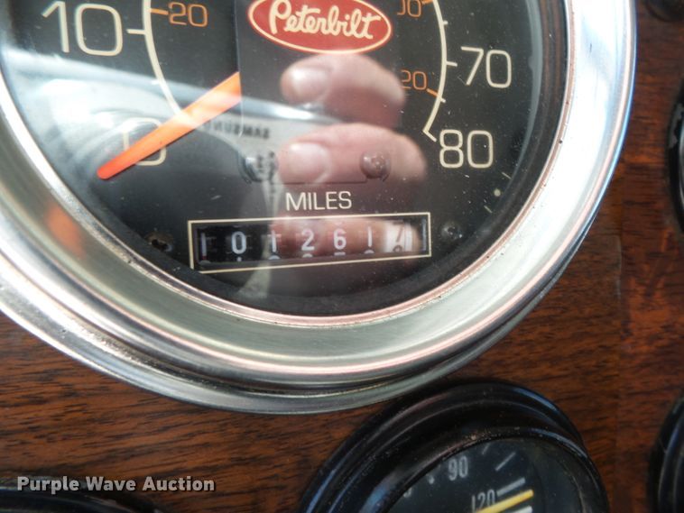 image for item DE8025 1990 Peterbilt 379 flatbed truck