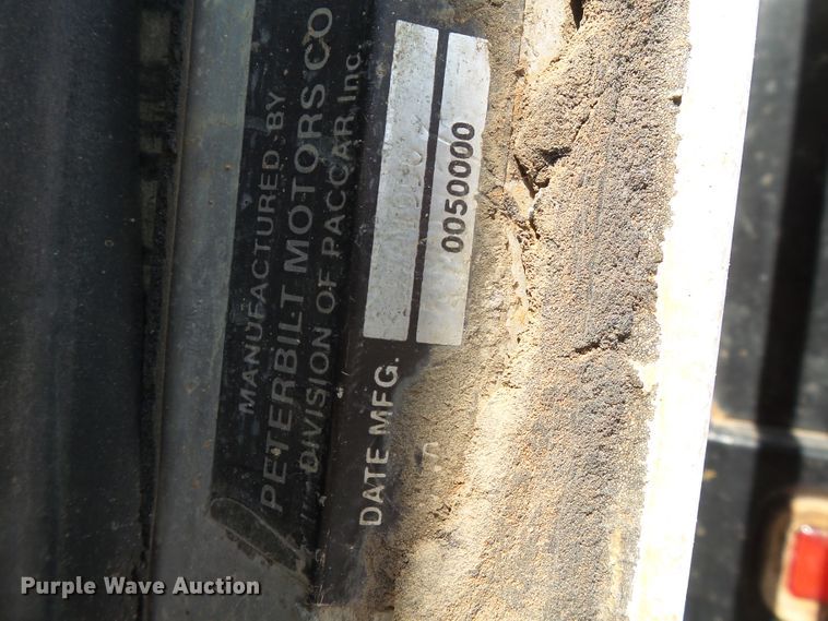 image for item DE8025 1990 Peterbilt 379 flatbed truck