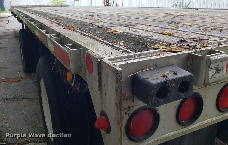 image for item IC9916 2006 Fontaine  flatbed trailer