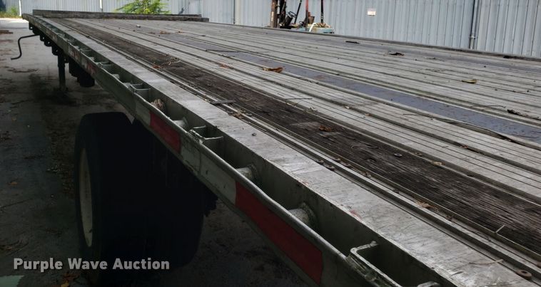 image for item IC9916 2006 Fontaine  flatbed trailer