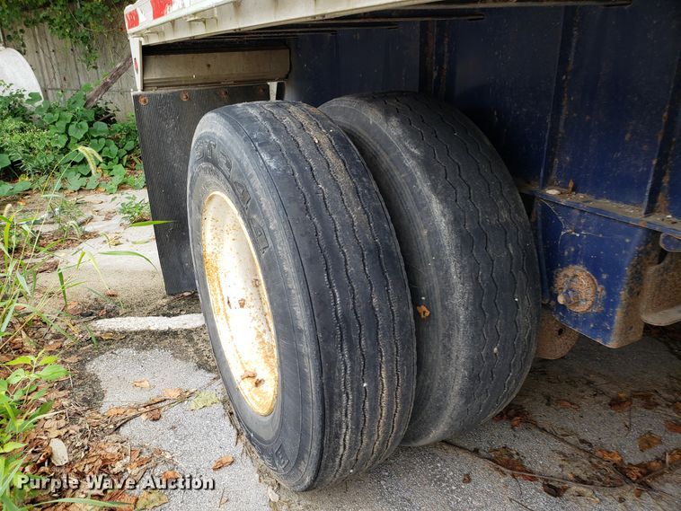 image for item IC9916 2006 Fontaine  flatbed trailer