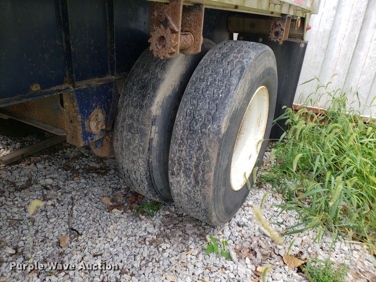 image for item IC9930 2006 Fontaine  flatbed trailer