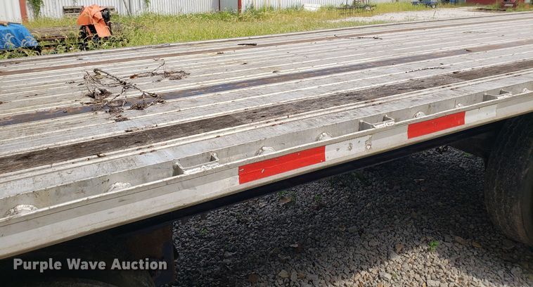 image for item IC9930 2006 Fontaine  flatbed trailer