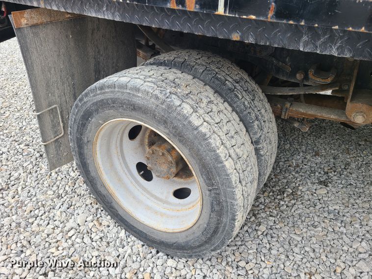 image for item IQ9173 2015 Ford F450 Super Duty  flatbed truck