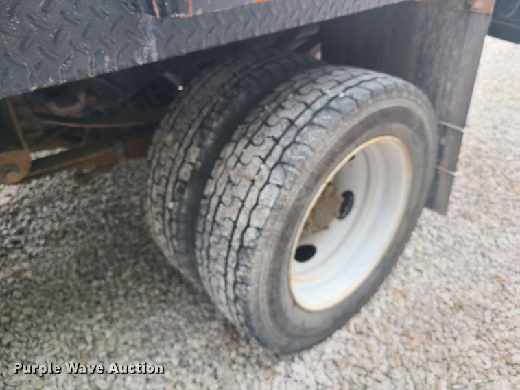 image for item IQ9173 2015 Ford F450 Super Duty  flatbed truck