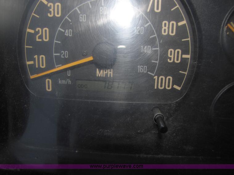 image for item 2007 2002 Isuzu NPR box truck