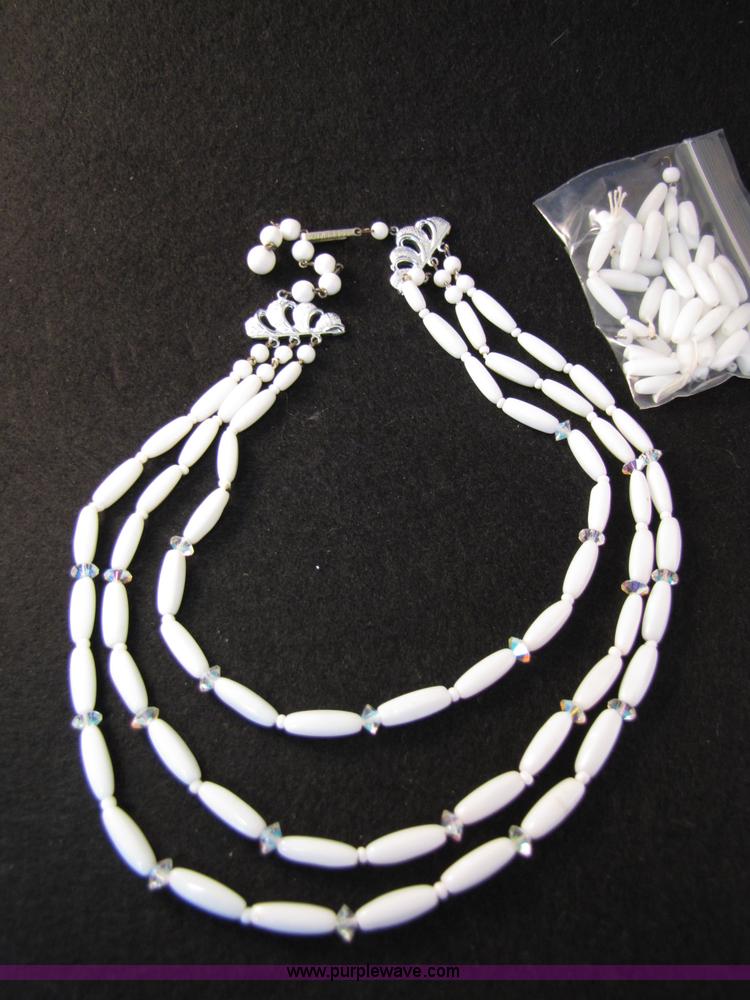 image for item 2753 Assorted jewelry