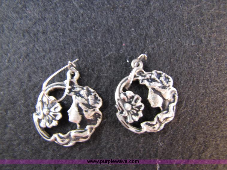 image for item 3595 Assorted jewelry